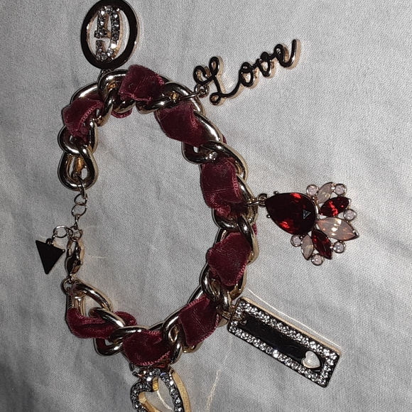 Guess red velvet and gold tone charm bracelet - Picture 9 of 9